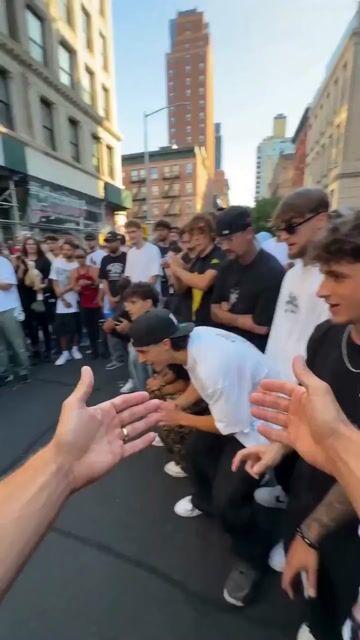 プロンプトのプレビュー: ストリートダンスサークルの動画プロンプト