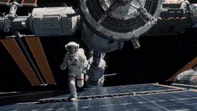 プロンプトのプレビュー: 損傷した宇宙ステーションを走る無重力宇宙飛行士