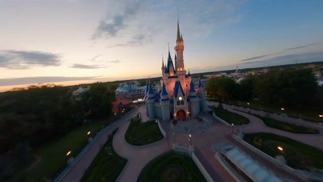 プロンプトのプレビュー: Disneyland FPV シネマティック・フライト