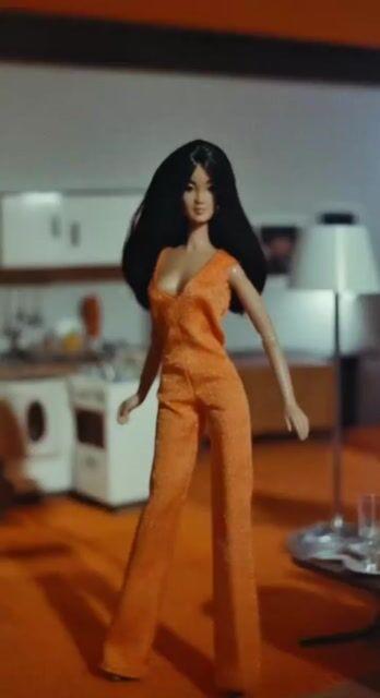 Anteprima del prompt: Video di un'action figure influencer