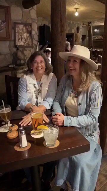 Anteprima del prompt: Video con lancio del cappello per festeggiare