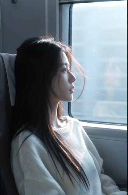 프롬프트 미리보기: 고속열차 여행 시네마틱 다큐멘터리